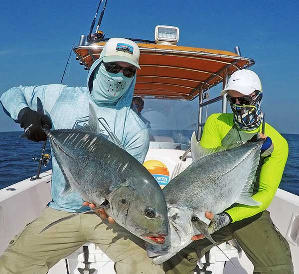 Zwei Spinnfischer freuen sich über zwei gleichzeitig gelandete Giant Trevally GTs